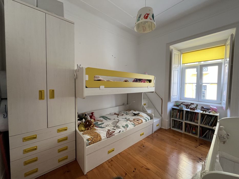 Beliche 3 camas c/escadas laterais e roupeiro