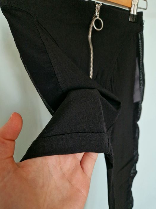 Czarne legginsy dopasowane spodnie siateczkowe dzwony Bershka