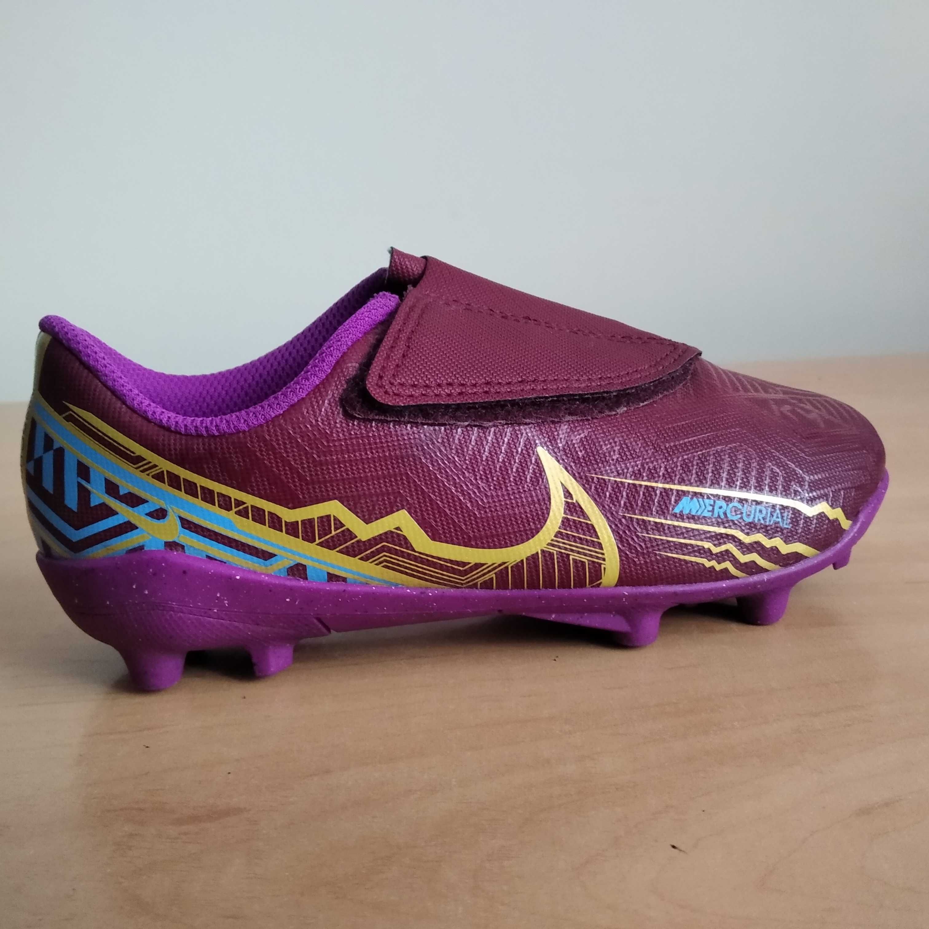 Dziecięce buty piłkarskie NIKE MERCURIAL VAPOR 15 CLUB MG roz eu-28.5