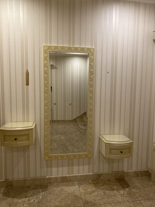 Дзеркало та ящики у вітальню чи спальню