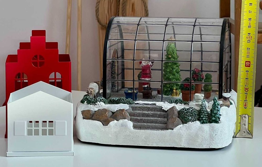 latarenki IKEA i świecąca szklarnia ze Św. Mikołajem - ozdoby