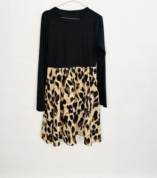 Czarna sukienka z dzianinową górą i rozkloszowanym dołem w panterkę