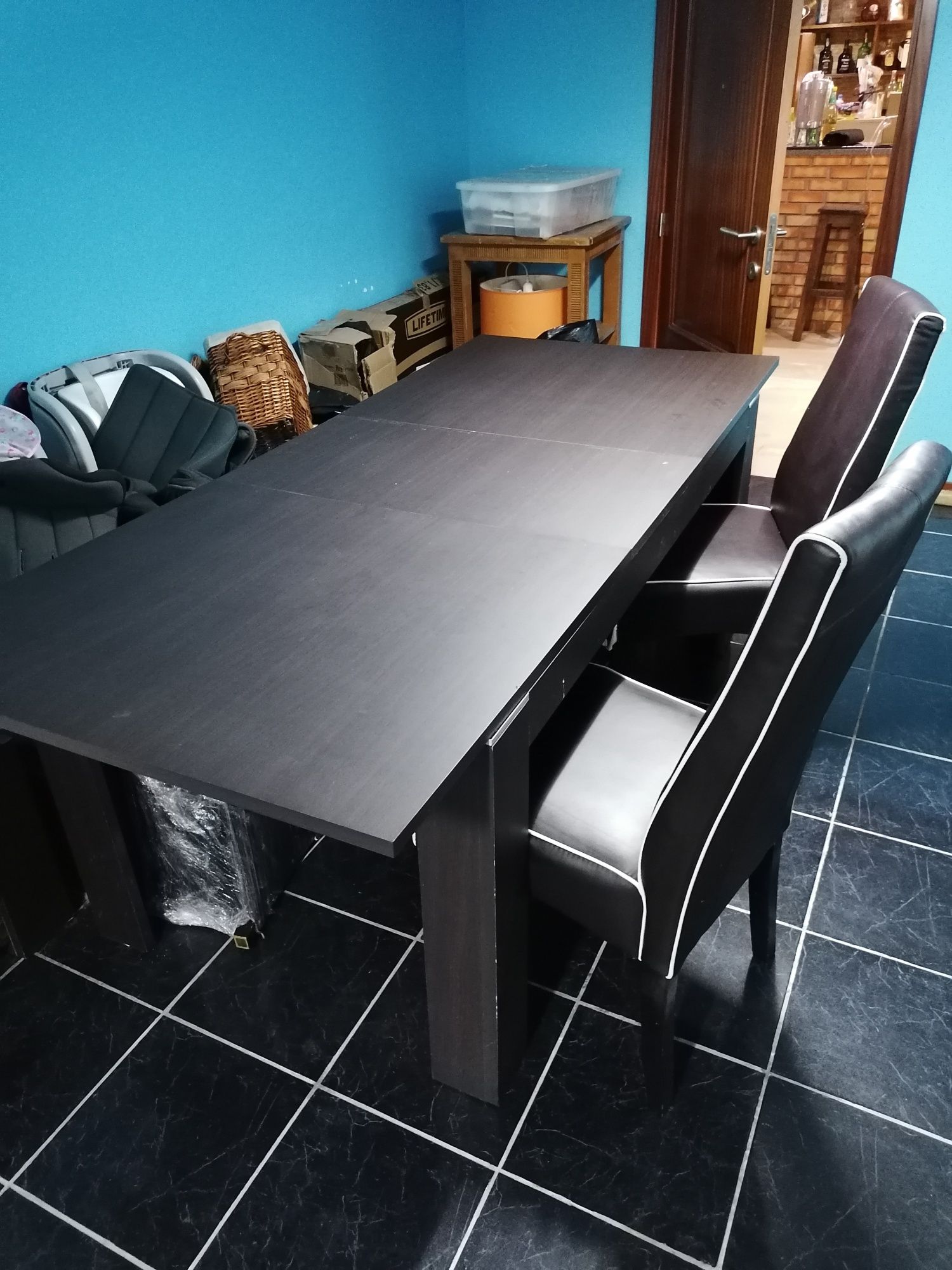 Mesa com 4 cadeira