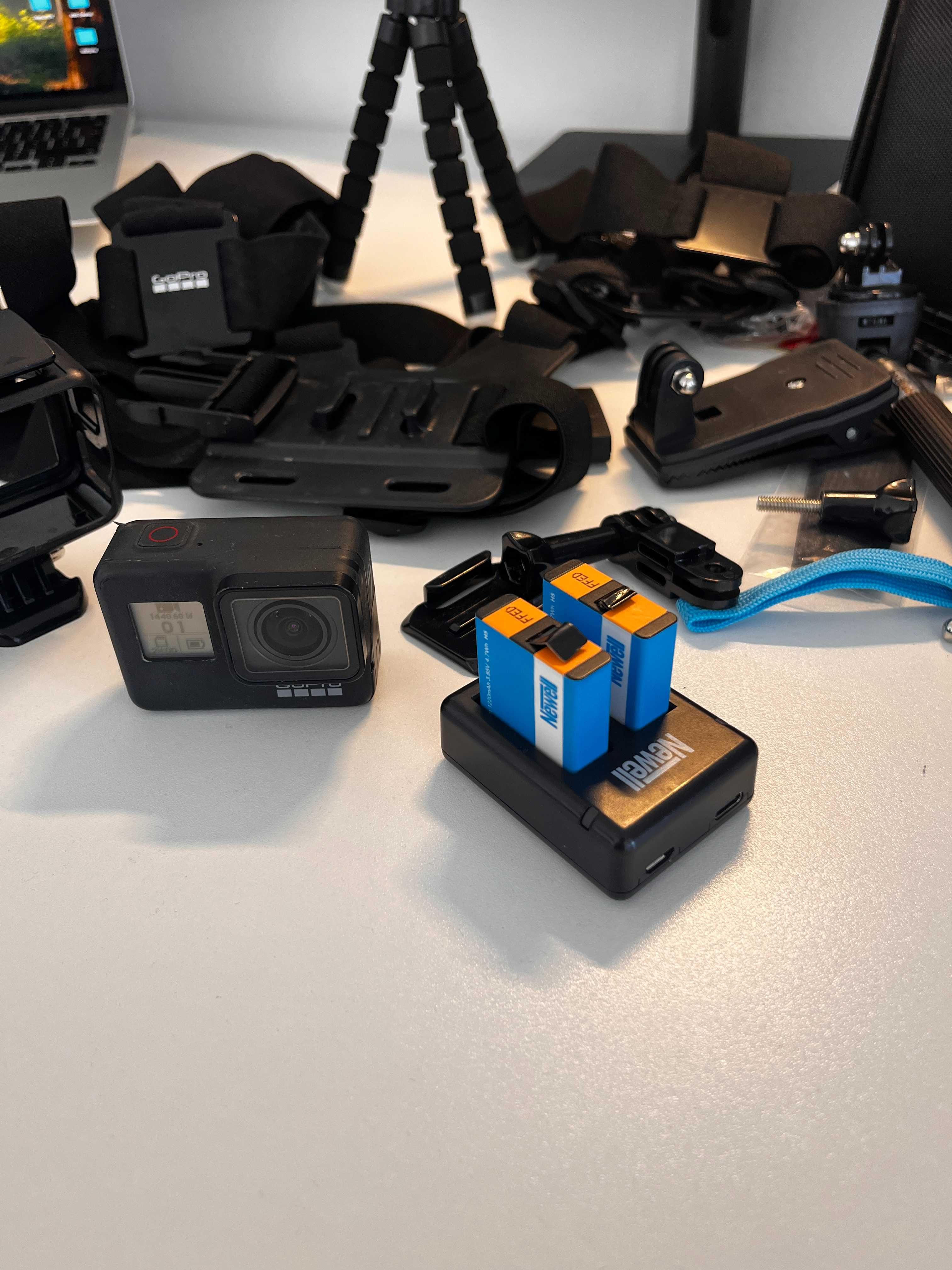 GoPro 7 Black + 2 baterie + mnóstwo dodatków