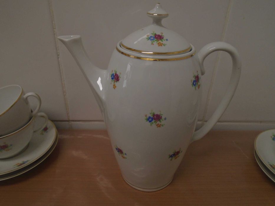 Serviço Chá  bonito e antigo. Cerâmica Candal