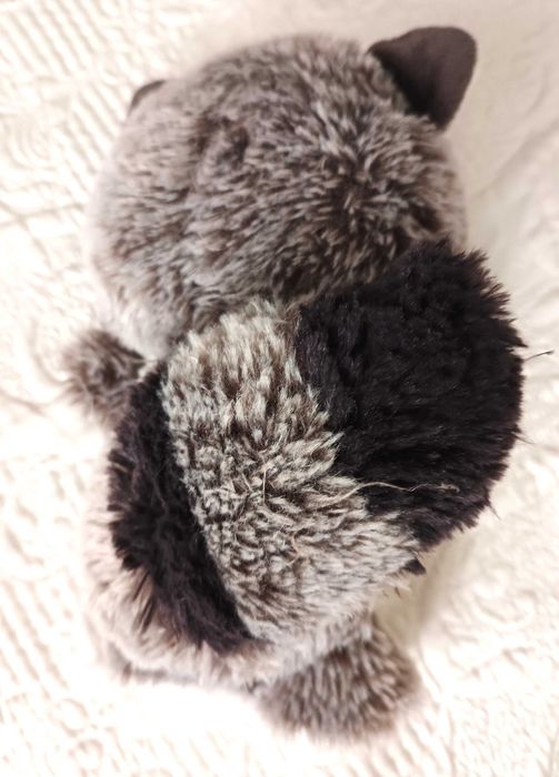 Pluszak Szop. Zabawka ma wymiary 26 x 16 x 13 cm