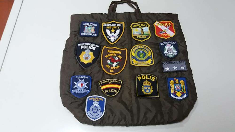 Saco militar, Helmet Bag com emblemas policia internacionais.