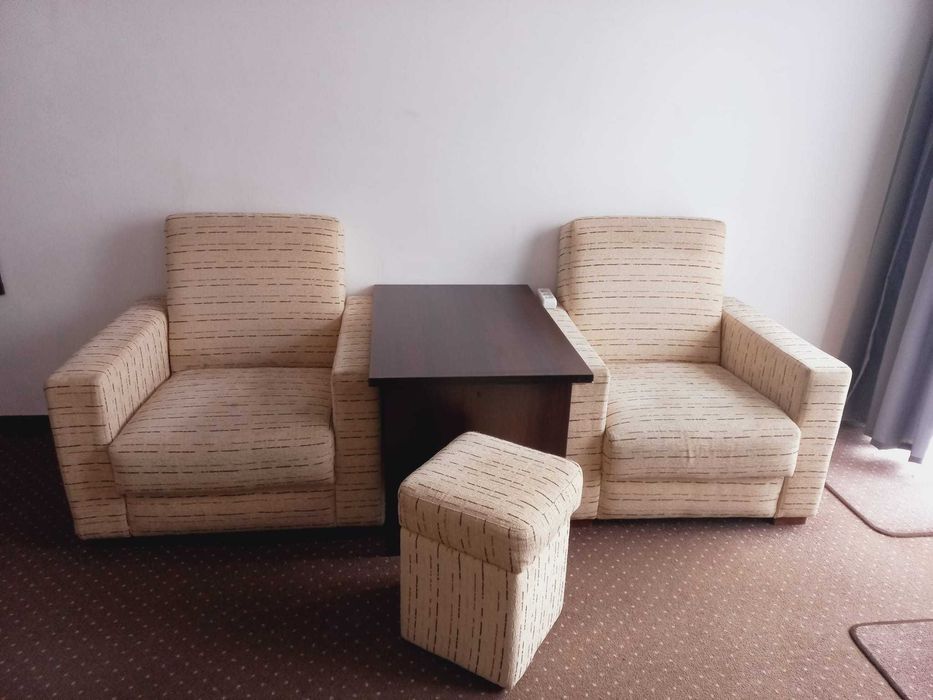 Dwa krzesła w dobrym stanie