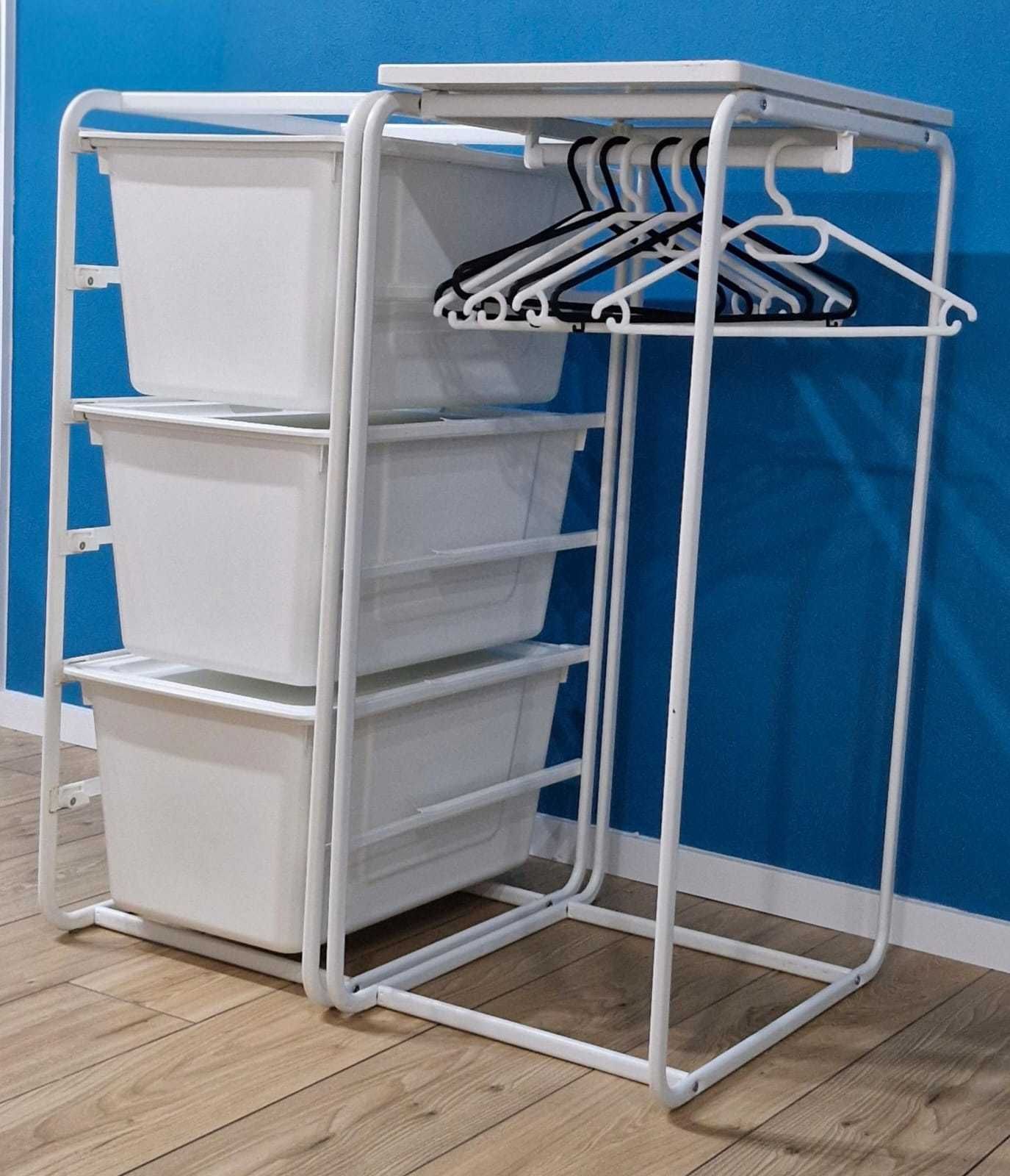 Estruturas Algot Ikea para arrumação com caixas de plástico com tampa