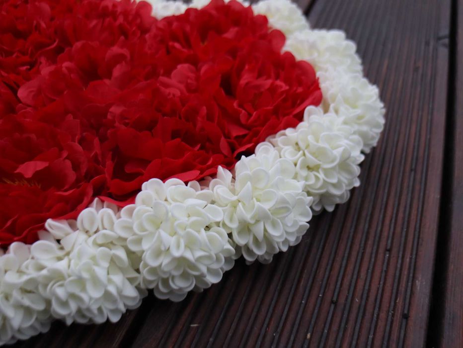 Duże serce z kwiatów na grób, wieniec, róże czerwone, białe, wiązanka