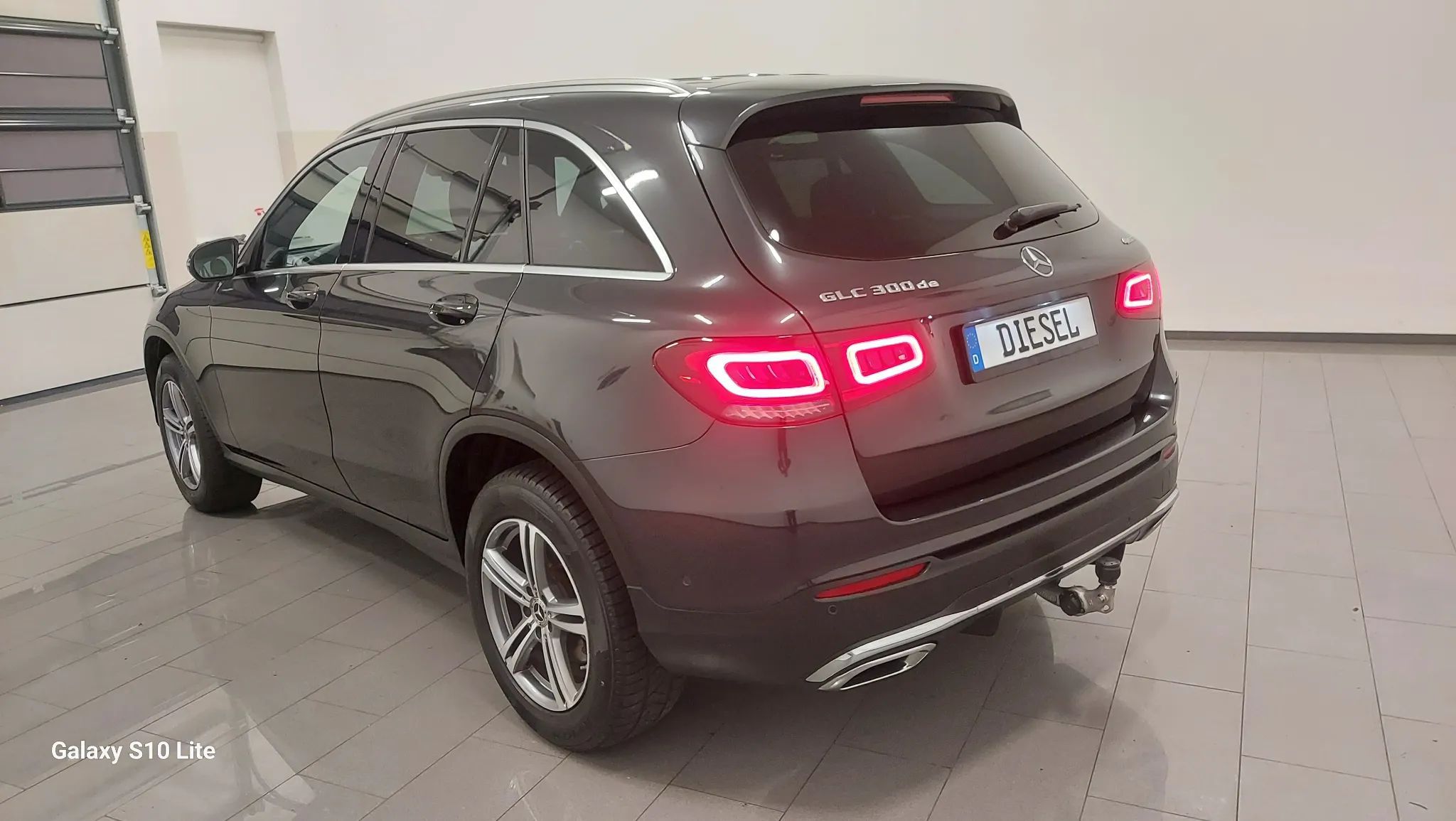 Mercedes-Benz GLC AMG 300DE alu19 Navi Ambiente Matrix KAMERA EL KLAPA WIRTUAL Hak