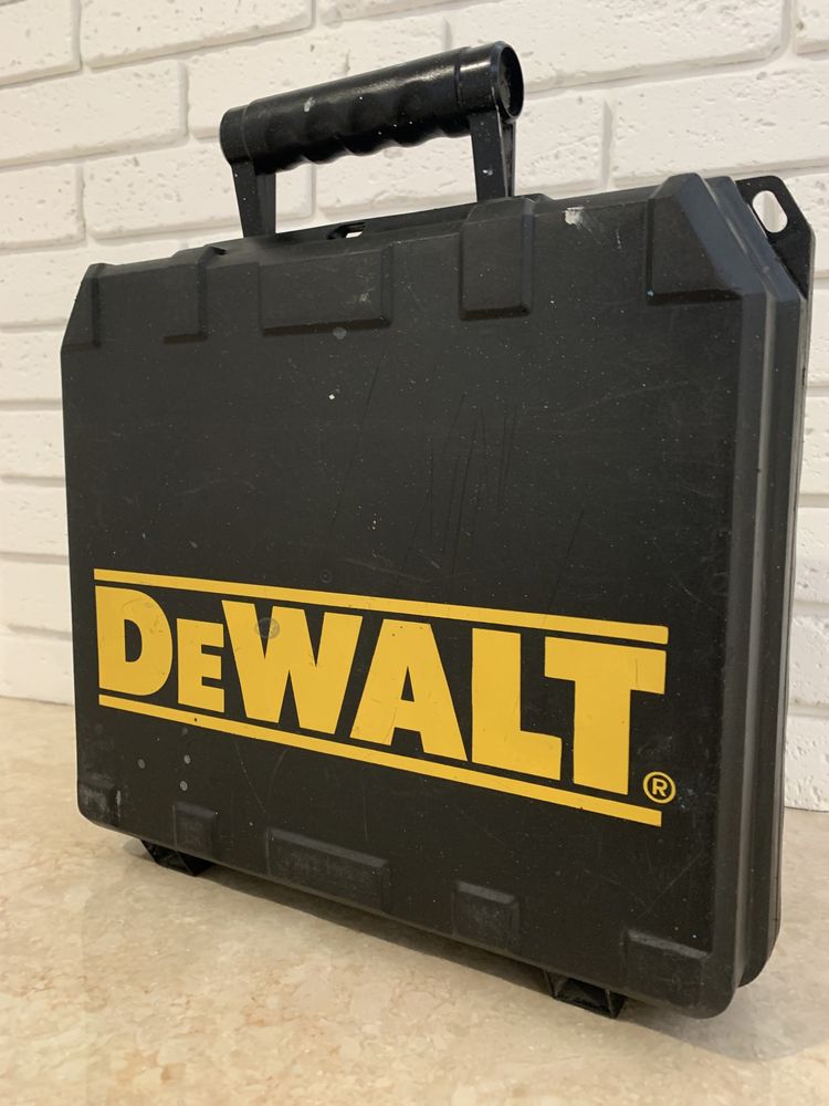 Шуруповерт DEWALT DW927K2