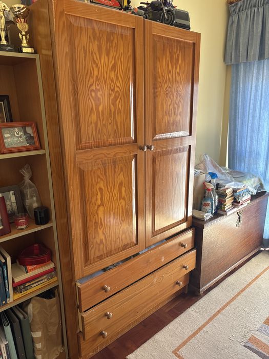 Vendo cama de solteiro em madeira de pinho,armario,secretaria,comoda