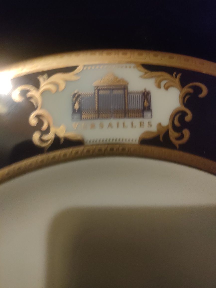 Serviço de mesa Versailles em Porcelana bordados em Ouro