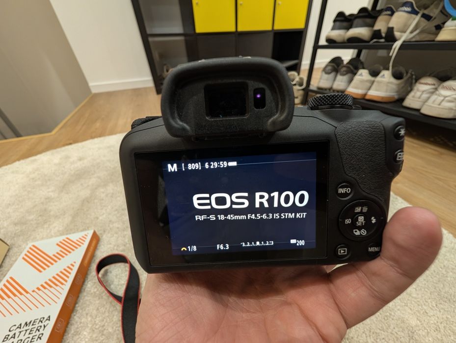 Canon EOS R100 + Lente RF-S 18-45mm + Acessórios
