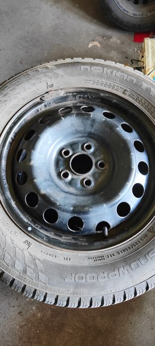 Opony zimowe z felgami Nokian WR Snowproof 195/65/15 bieżnik 6-7mm