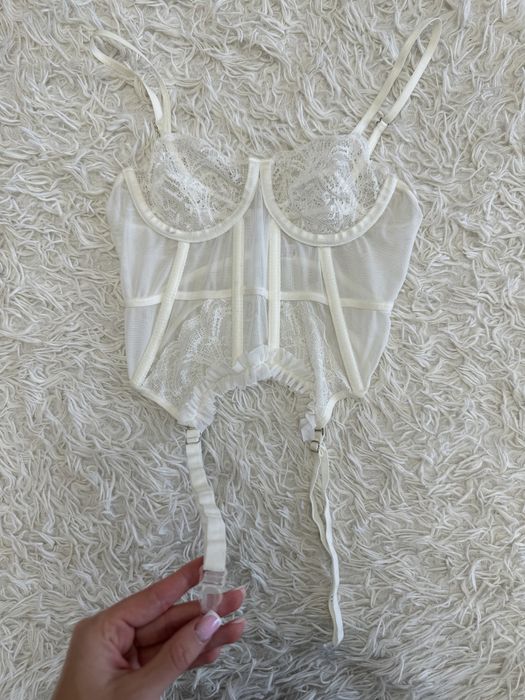 Набір мереживних корсетів та пояс з гартерами