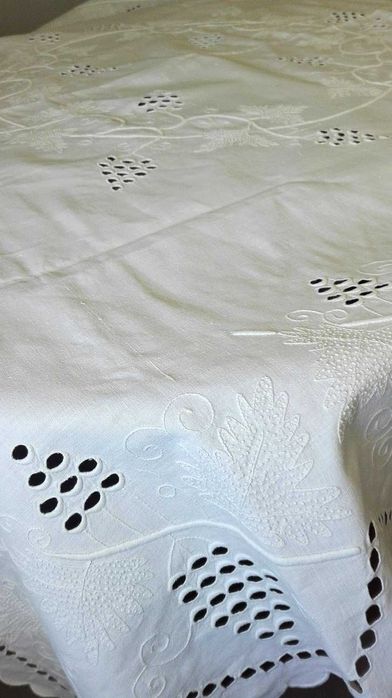 Toalha Artesanal com Bordados -  Nova - OPORTUNIDADE