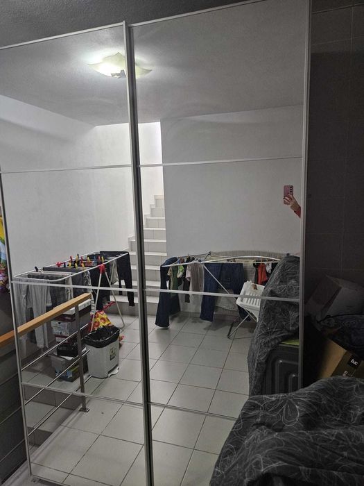Guarda-fatos com duas portas de correr com espelho