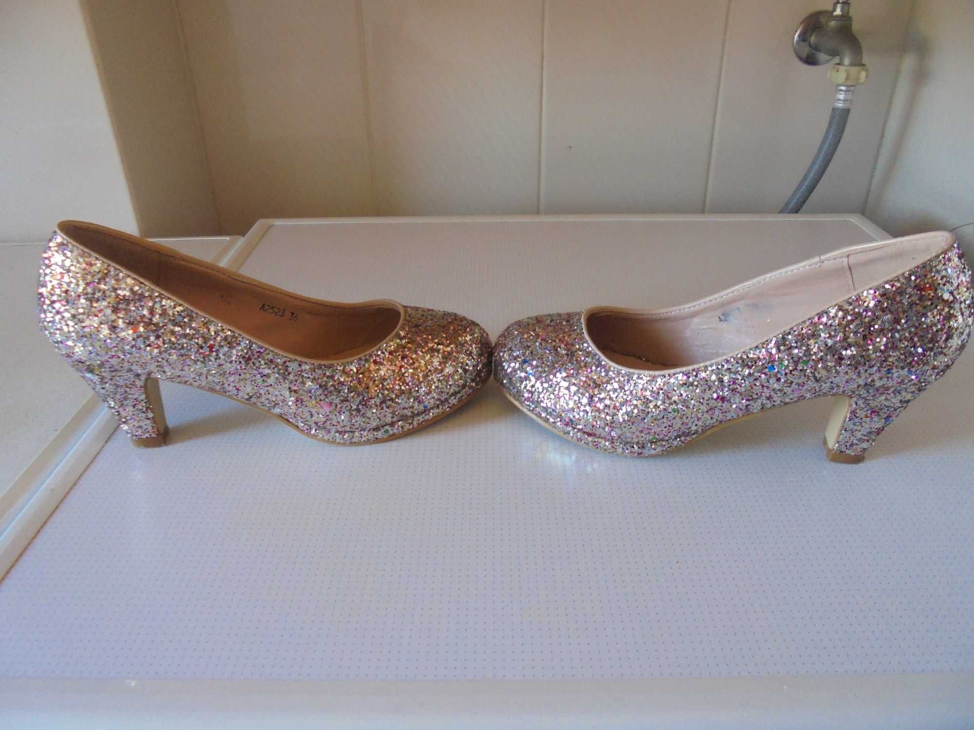sapatos de senhora muito brilhante