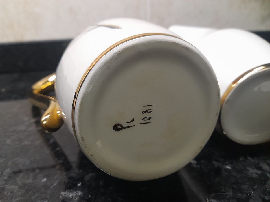 Bule e leiteiera antigos em porcelana