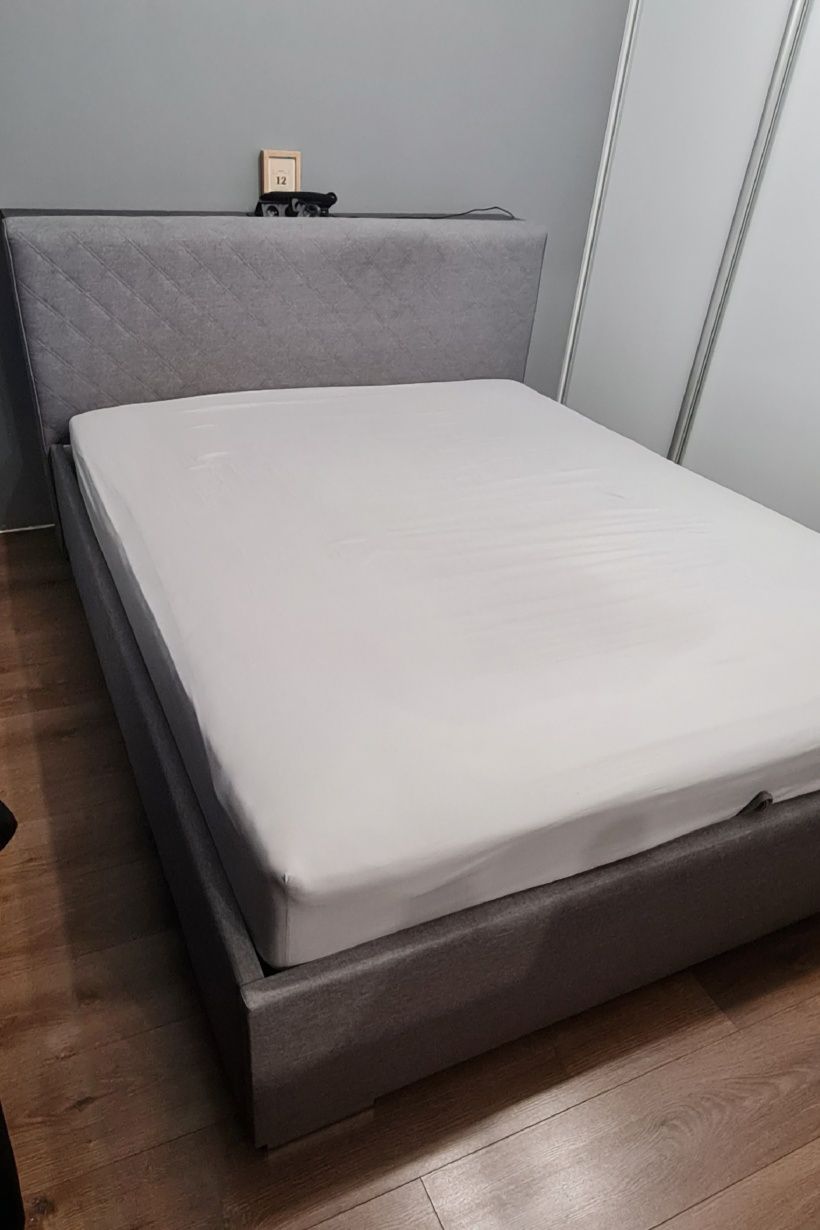Szare łóżko ze skrzynią i stelażem 160x200
