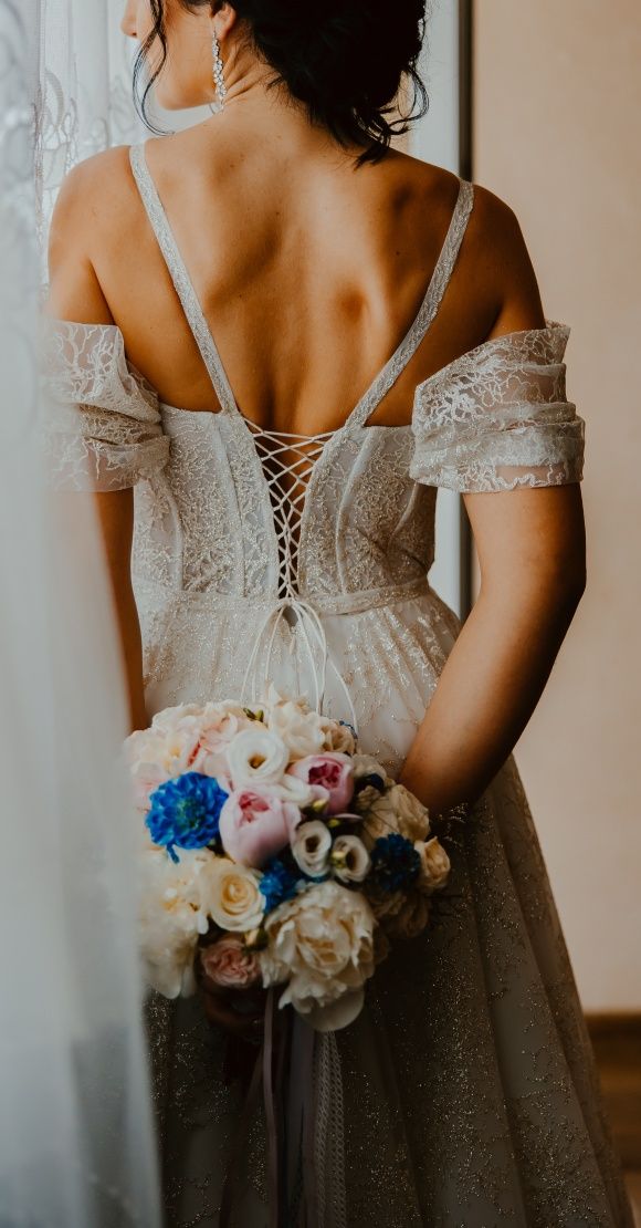 Zjawiskowa, błyszcząca suknia ślubna