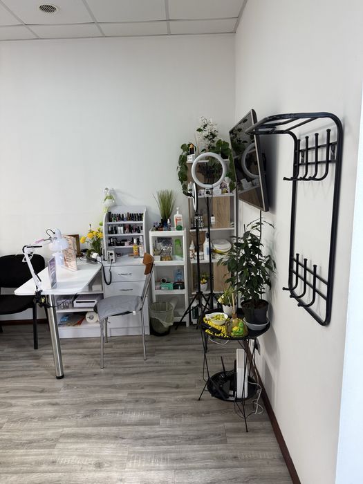 Продаю приміщення 38м2 разом з гаражем 30м2 +0.0209 га землі