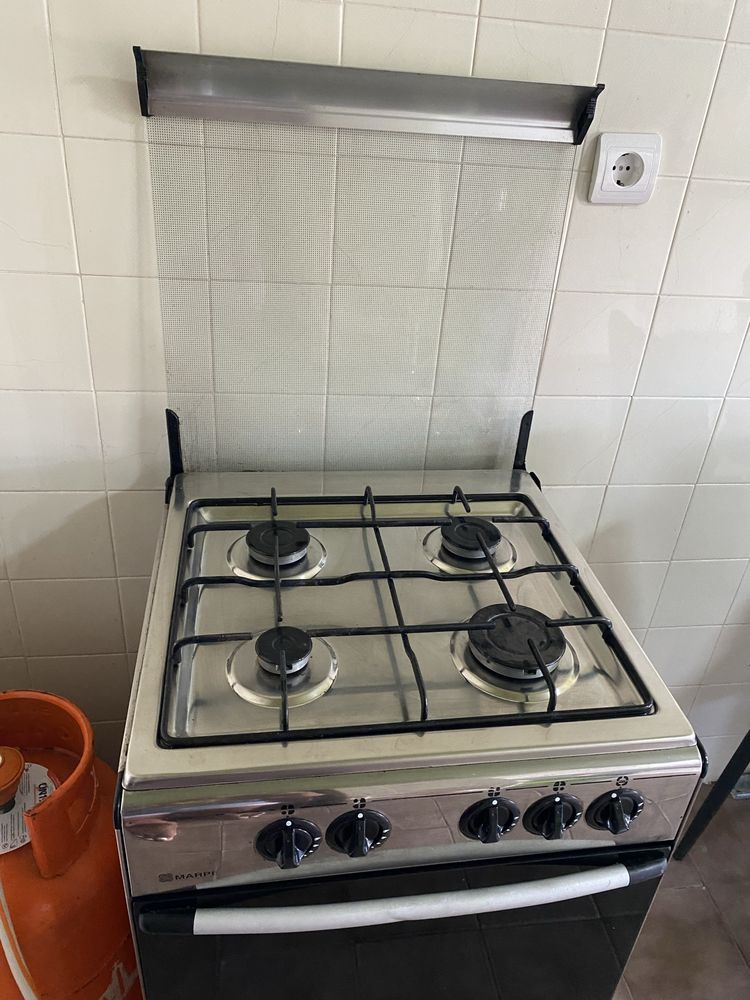 Fogão e forno em bom estado