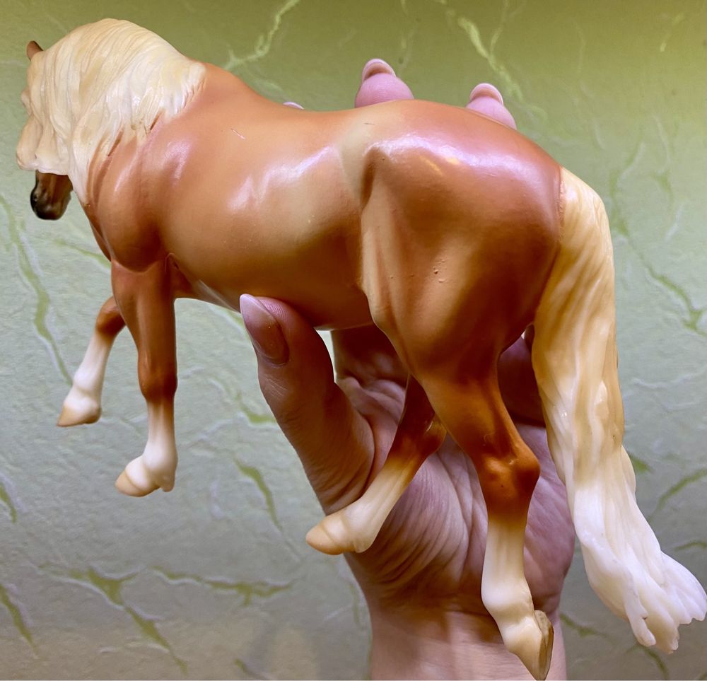 Лошадь Breyer classic