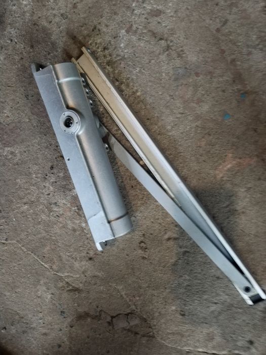 Дверной доводчик