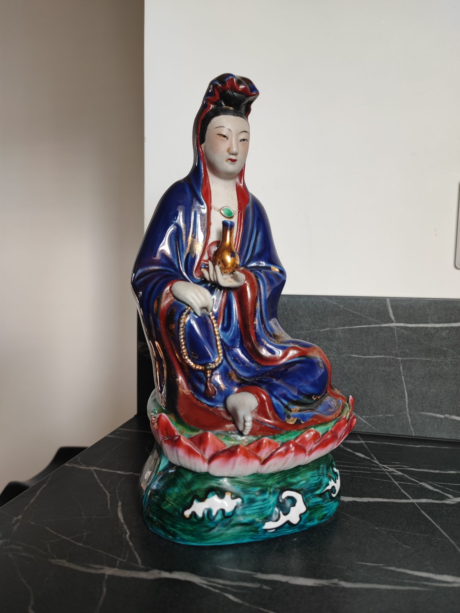 Porcelanowa figurka Guanyin bogini miłosierdzia Chiny