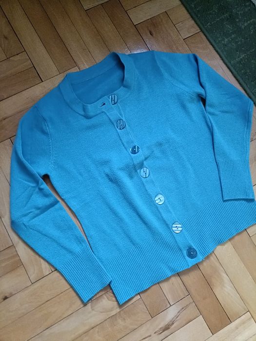 Sweter damski zapisany na guziki niebieski