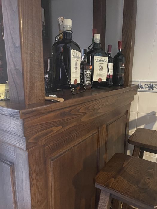 Bar em madeira maciça