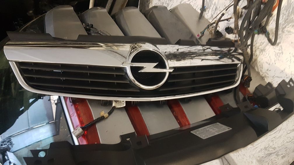 Решітка Решетка радіатора Опель Opel Zafira B до рест