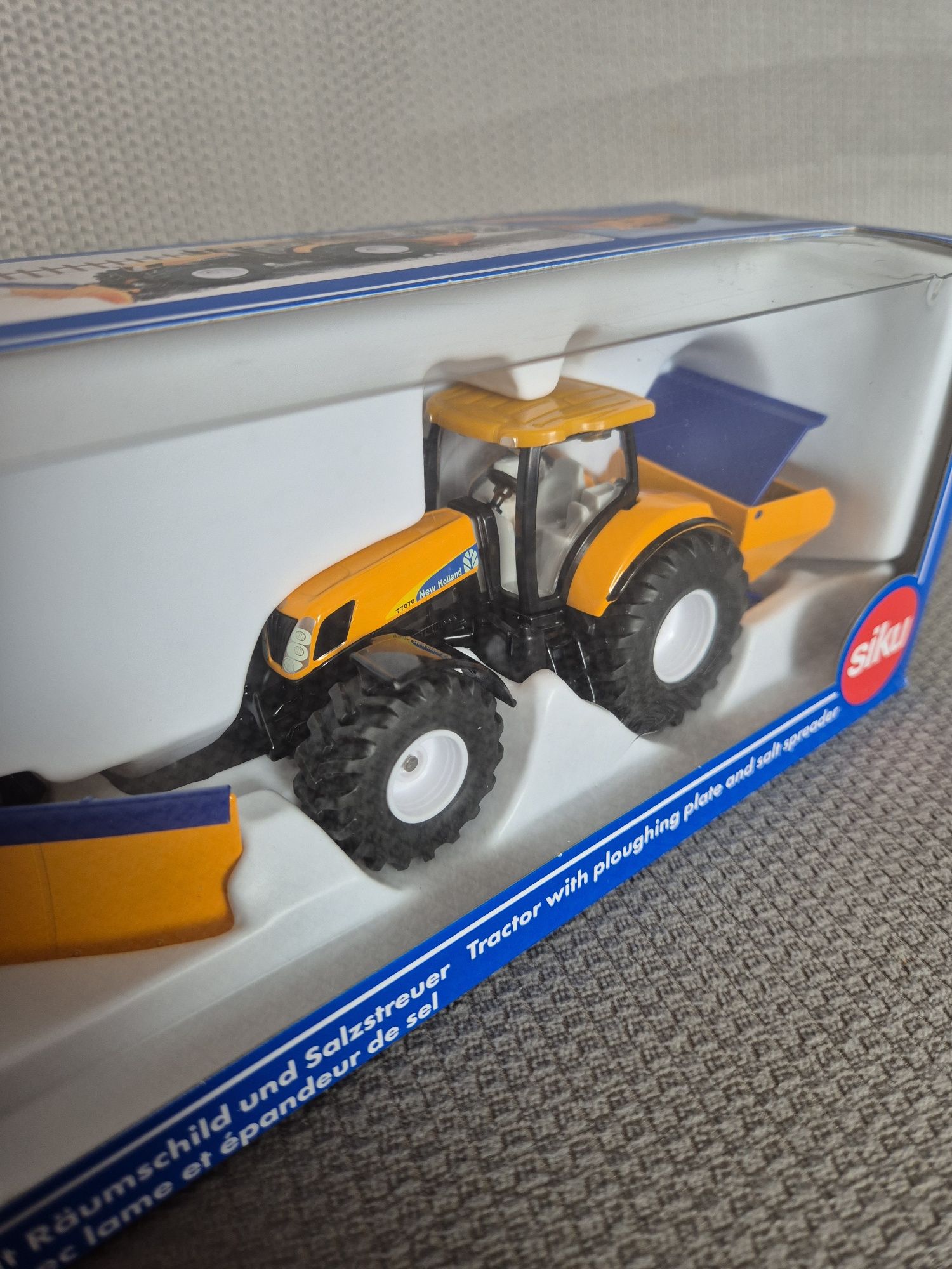 Siku super traktor z pługiem I piaskarką model 2940