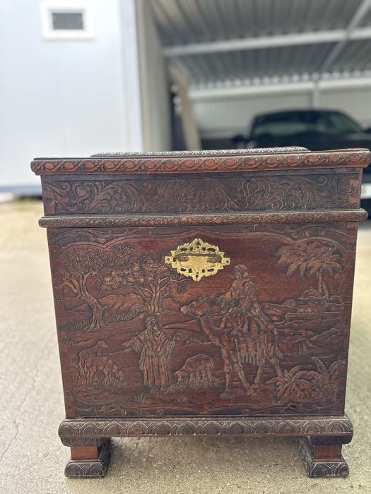 Bau Vintage em Madeira Trabalhada