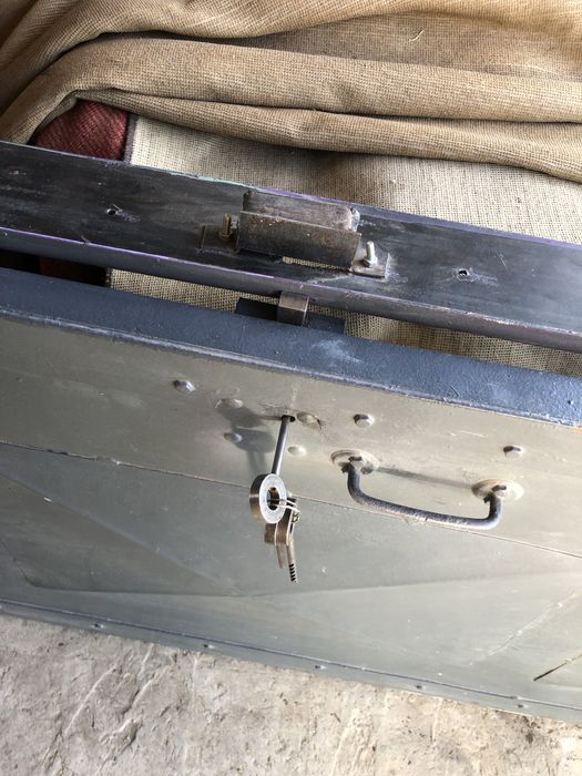 Двері металеві з внутрішнім замком