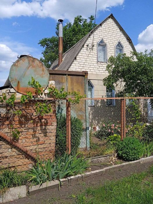 Продається дача 12 соток з будинком та всіма необхідними будівлями