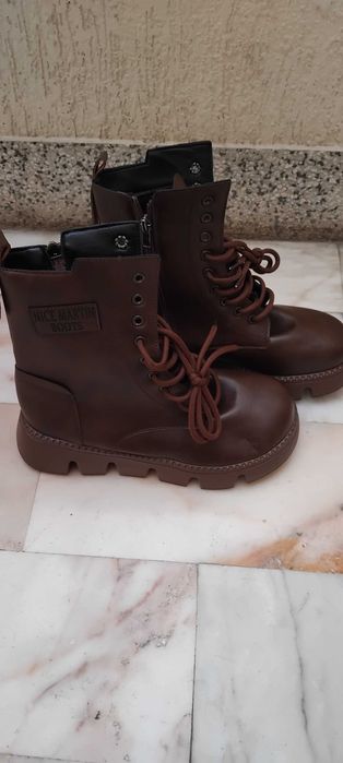 Botas castanhas com atacadores