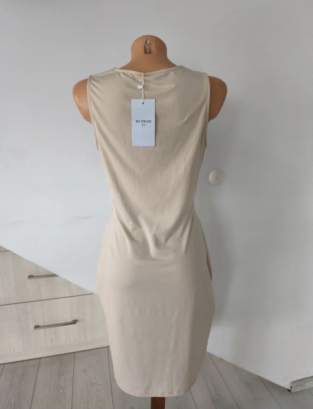 Piękna sukienka beżowa elegancka przy ciele S/M