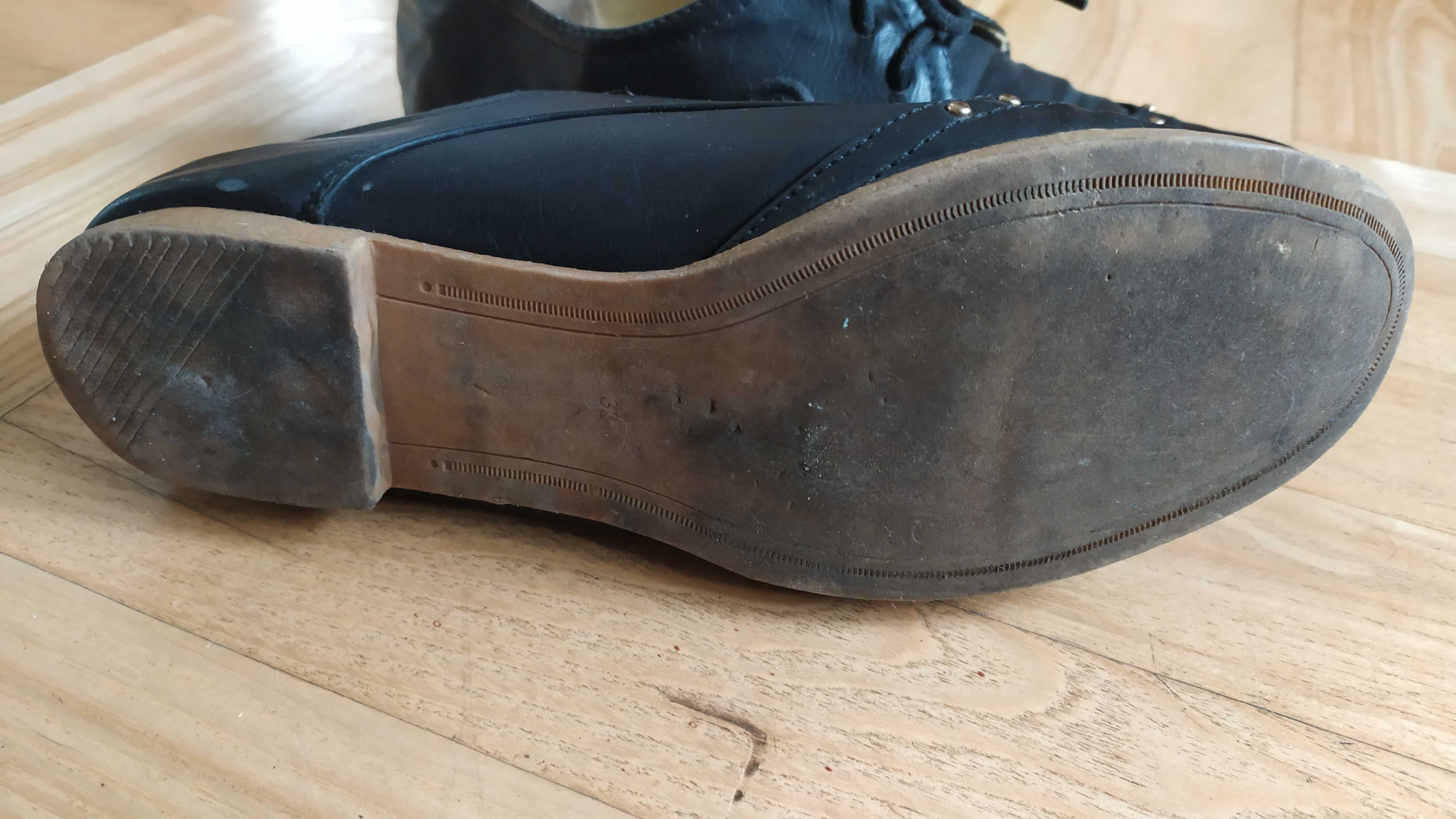 Buty czarne ze złotymi dodatkami