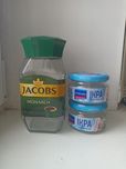 Пусті чисті банки Jacobs та ікорка