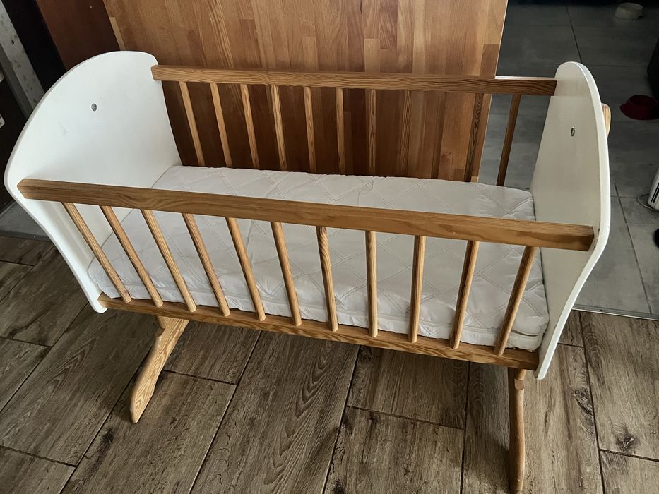 Kołyska drewniana