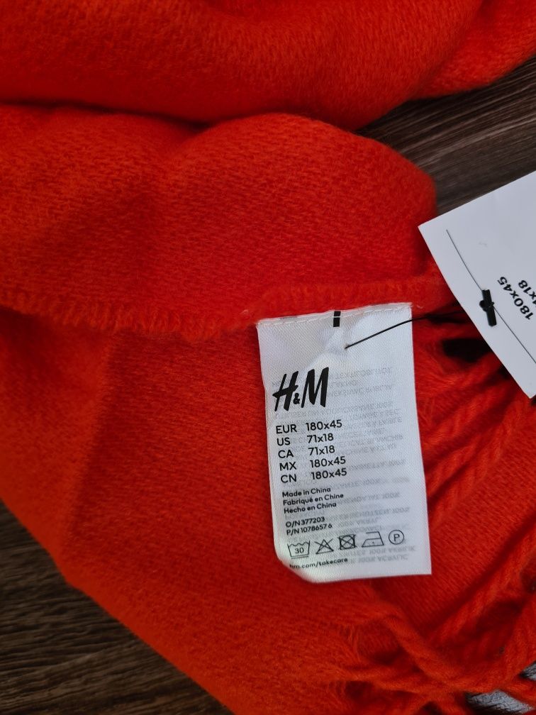 Яскравий новий шарф фірма h&m