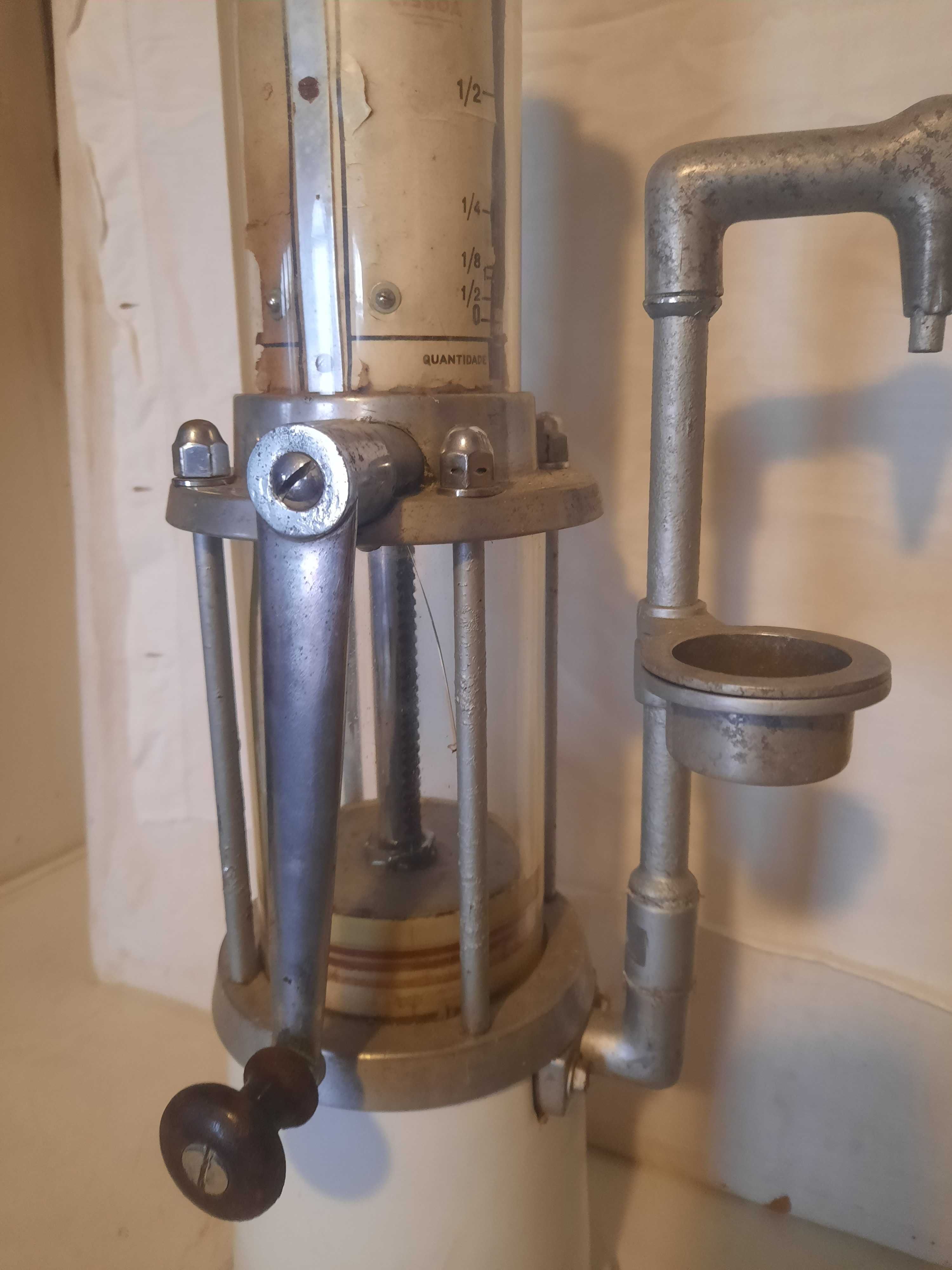 Máquina antiga de vender petróleo ao litro