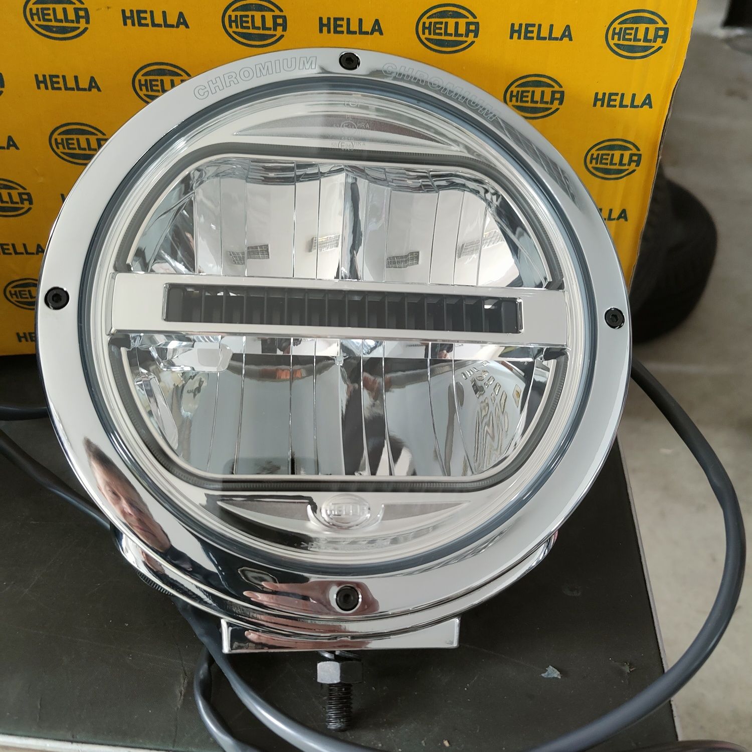 Hella nowy reflektor dalekosiężny LED halogen do ciężarówki chrom 24V