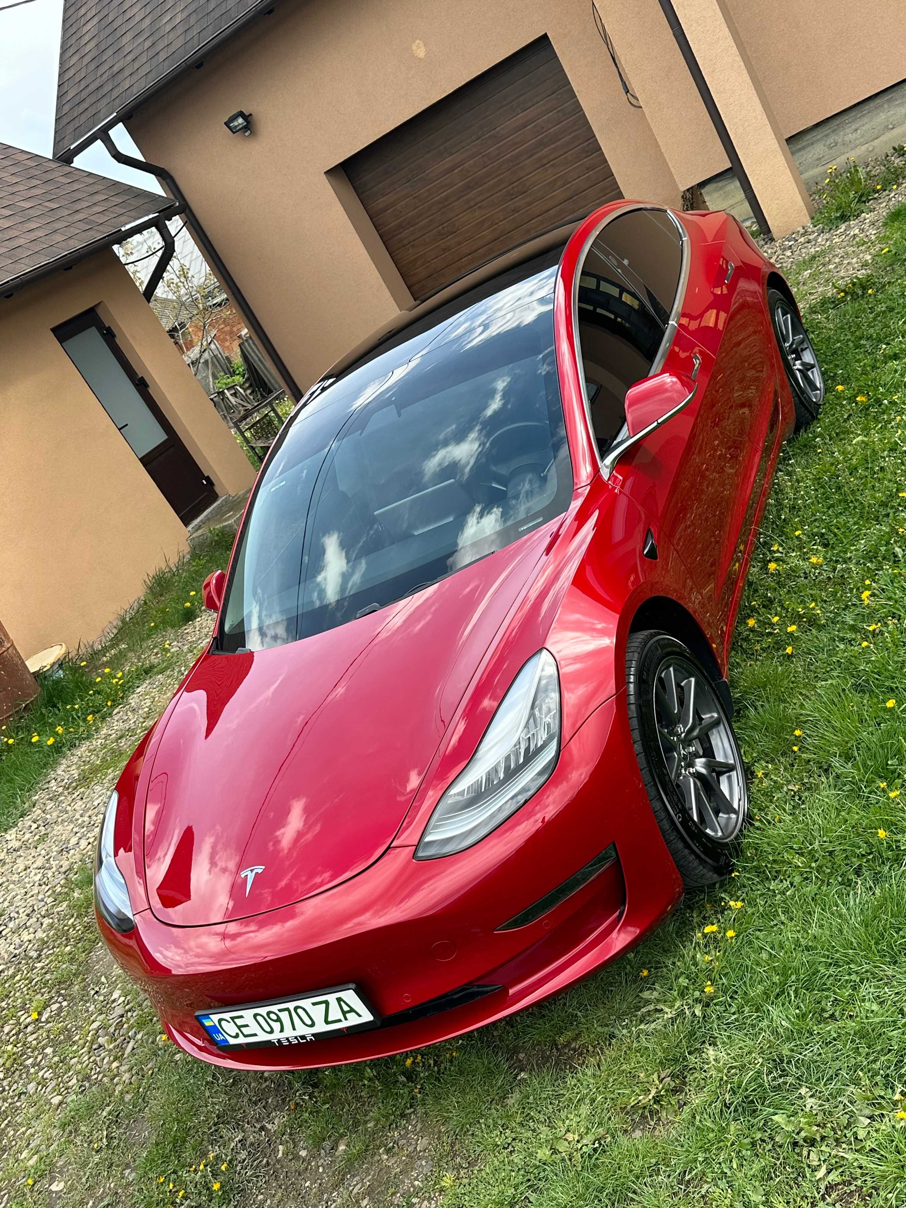 Автомобіль Tesla Model 3