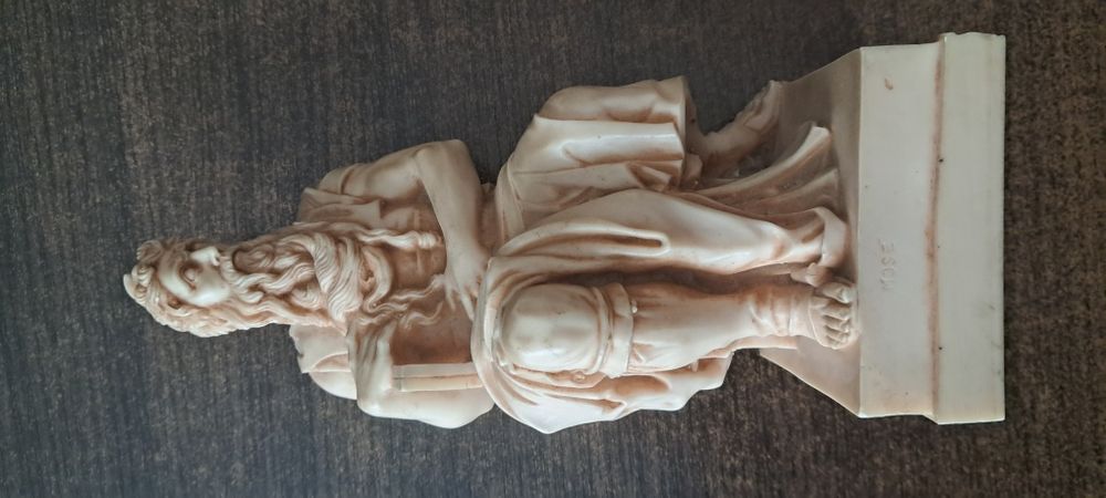 Фігурка з важкого матеріалу