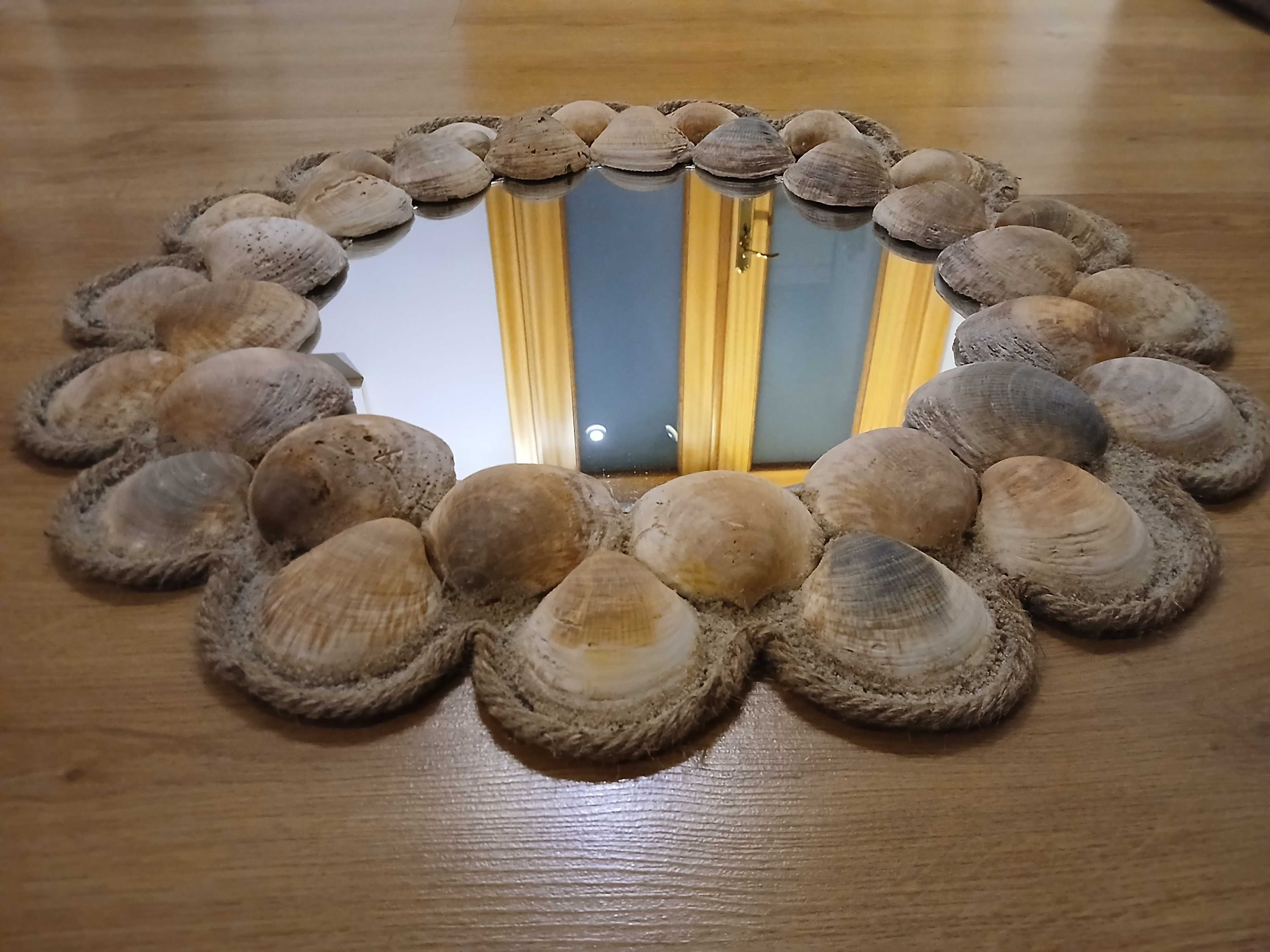 Espelho decorado com conchas